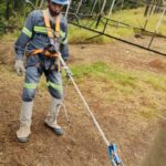 conferindo os equipamentos e amarras antes de realizar trabalhos com altura e eletricidade